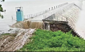 భారీ వర్షాలతో పోచారం ప్రాజెక్టుకు వరద పోటు