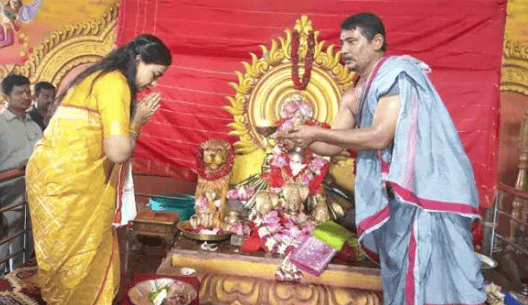 తలుపులమ్మ అమ్మవారికి సారె సమర్పించిన హోంమంత్రి అనిత 1 తలుపులమ్మ అమ్మవారికి సారె సమర్పించిన హోంమంత్రి అనిత