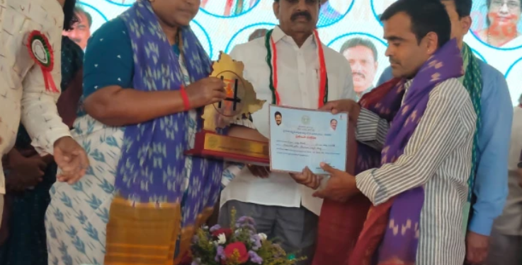 చేనేత కళకు గుర్తింపు.. రాజోలి నేతన్నకు రాష్ట్ర పురస్కారం 1 చేనేత కళకు గుర్తింపు.. రాజోలి నేతన్నకు రాష్ట్ర పురస్కారం