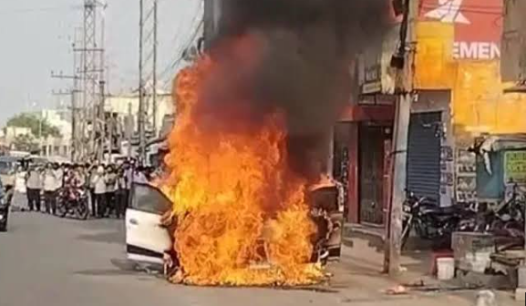 ఇంటి ముందు నిలిపిన కారుకు నిప్పు.. హయత్నగర్లో కలకలం 1 ఇంటి ముందు నిలిపిన కారుకు నిప్పు.. హయత్నగర్లో కలకలం