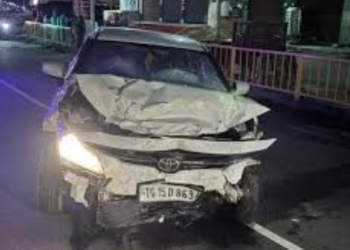 ఆటోను ఢీకొన్న కారు.. డ్రైవర్‌కు తీవ్రగాయాలు