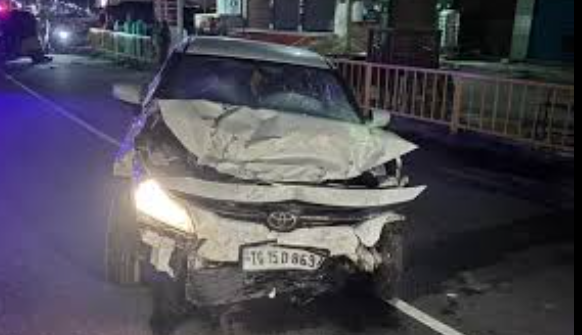 ఆటోను ఢీకొన్న కారు.. డ్రైవర్కు తీవ్రగాయాలు 1 ఆటోను ఢీకొన్న కారు.. డ్రైవర్కు తీవ్రగాయాలు
