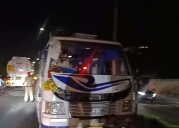 జమ్మూలో ఘోర ప్రమాదం.. మినీబస్సు బోల్తా, 29 మందికి గాయాలు 2 జమ్మూలో ఘోర ప్రమాదం.. మినీబస్సు బోల్తా, 29 మందికి గాయాలు