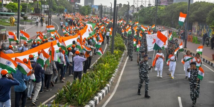 తిరంగాతో విశాఖ బీచ్ రోడ్డు సందడిగా.. హర్ ఘర్ తిరంగా ర్యాలీ 1 తిరంగాతో విశాఖ బీచ్ రోడ్డు సందడిగా.. హర్ ఘర్ తిరంగా ర్యాలీ