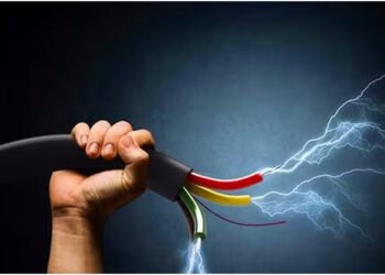 షాకులు, కర్రతో దాడి.. భర్తను చంపి దొంగలపై నింద 6 షాకులు, కర్రతో దాడి.. భర్తను చంపి దొంగలపై నింద