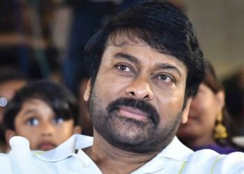 చిరు స్టెప్పంటే చాలు.. వయసుతో సంబంధం లేకుండా ఊగాల్సిందే! 5 చిరు స్టెప్పంటే చాలు.. వయసుతో సంబంధం లేకుండా ఊగాల్సిందే!