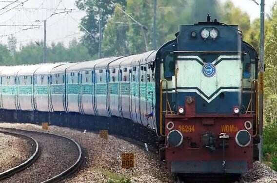 రీల్స్ కోసం రైల్వే పట్టాలపైకి.. రెండు చేతులూ కోల్పోయిన 19 ఏళ్ల యువతి 1 రీల్స్ కోసం రైల్వే పట్టాలపైకి.. రెండు చేతులూ కోల్పోయిన 19 ఏళ్ల యువతి