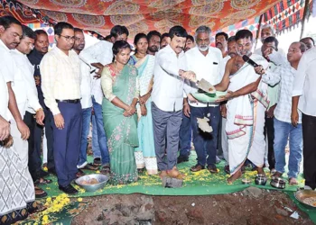 శిథిల పాఠశాలకు కొత్త రూపు.. రూ.30 లక్షలతో నిర్మాణ పనులు ప్రారంభం 1 శిథిల పాఠశాలకు కొత్త రూపు.. రూ.30 లక్షలతో నిర్మాణ పనులు ప్రారంభం