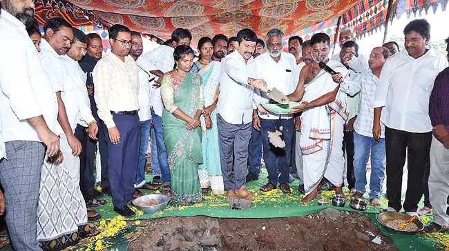శిథిల పాఠశాలకు కొత్త రూపు.. రూ.30 లక్షలతో నిర్మాణ పనులు ప్రారంభం 1 శిథిల పాఠశాలకు కొత్త రూపు.. రూ.30 లక్షలతో నిర్మాణ పనులు ప్రారంభం