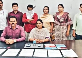 నకిలీ ఉద్యోగ ప్రకటనలతో భారీ మోసం.. అంతర్రాష్ట్ర నేరస్థుడు అరెస్ట్ 1 నకిలీ ఉద్యోగ ప్రకటనలతో భారీ మోసం.. అంతర్రాష్ట్ర నేరస్థుడు అరెస్ట్