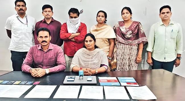 నకిలీ ఉద్యోగ ప్రకటనలతో భారీ మోసం.. అంతర్రాష్ట్ర నేరస్థుడు అరెస్ట్ 1 నకిలీ ఉద్యోగ ప్రకటనలతో భారీ మోసం.. అంతర్రాష్ట్ర నేరస్థుడు అరెస్ట్
