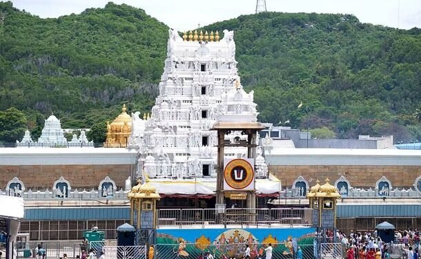 తిరుమల శ్రీవారిని దర్శించుకున్న నందమూరి కుటుంబసభ్యులు 1 తిరుమల శ్రీవారిని దర్శించుకున్న నందమూరి కుటుంబసభ్యులు