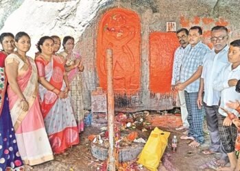 సంజీవరాయనికొండపై వెలసిన హనుమంతుడు.. భక్తులకు కొండంత నమ్మకం 3 సంజీవరాయనికొండపై వెలసిన హనుమంతుడు.. భక్తులకు కొండంత నమ్మకం
