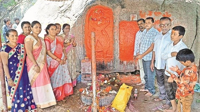 సంజీవరాయనికొండపై వెలసిన హనుమంతుడు.. భక్తులకు కొండంత నమ్మకం 1 సంజీవరాయనికొండపై వెలసిన హనుమంతుడు.. భక్తులకు కొండంత నమ్మకం