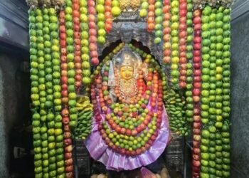 శ్రావణ శుక్రవారం వేళ.. ఫలాలతో కనకమహాలక్ష్మి అమ్మవారి అలంకరణ 1 శ్రావణ శుక్రవారం వేళ.. ఫలాలతో కనకమహాలక్ష్మి అమ్మవారి అలంకరణ