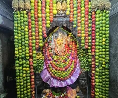 శ్రావణ శుక్రవారం వేళ.. ఫలాలతో కనకమహాలక్ష్మి అమ్మవారి అలంకరణ