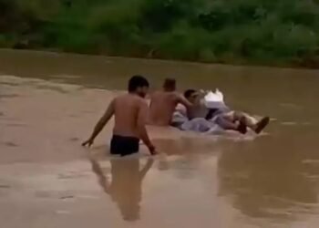 విధులకు వెళ్లేందుకు ప్రాణాలతో చెలగాటం.. నదిలో ఈదుకుంటూ పాఠశాలకు 14 విధులకు వెళ్లేందుకు ప్రాణాలతో చెలగాటం.. నదిలో ఈదుకుంటూ పాఠశాలకు