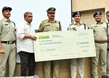 డీపీ మార్చి యజమానిలా ఫోన్.. అకౌంటెంట్తో రూ.కోటి బదిలీ చేయించిన కేటుగాళ్లు 1 డీపీ మార్చి యజమానిలా ఫోన్.. అకౌంటెంట్తో రూ.కోటి బదిలీ చేయించిన కేటుగాళ్లు