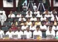 తమిళనాడు అసెంబ్లీలో అరుదైన దృశ్యం.. మంత్రుల మధ్య సీఎం విజయ్‌