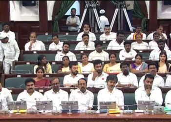 తమిళనాడు అసెంబ్లీలో అరుదైన దృశ్యం.. మంత్రుల మధ్య సీఎం విజయ్‌