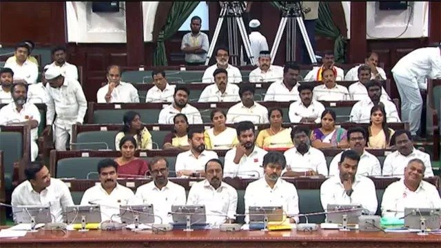 తమిళనాడు అసెంబ్లీలో అరుదైన దృశ్యం.. మంత్రుల మధ్య సీఎం విజయ్ 1 తమిళనాడు అసెంబ్లీలో అరుదైన దృశ్యం.. మంత్రుల మధ్య సీఎం విజయ్