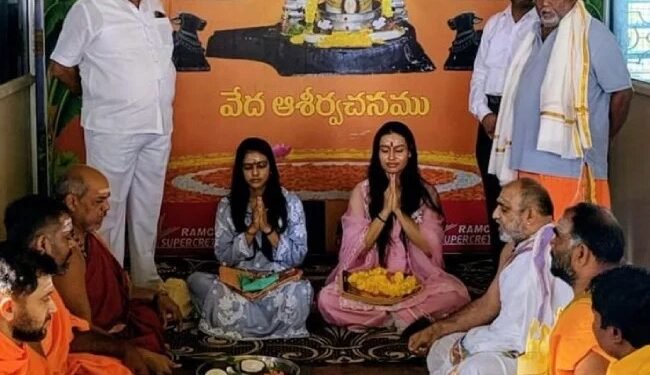 కీసరగుట్టకు బాలీవుడ్ నటి కాజోల్ కుమార్తె.. ప్రత్యేక పూజలు 1 కీసరగుట్టకు బాలీవుడ్ నటి కాజోల్ కుమార్తె.. ప్రత్యేక పూజలు