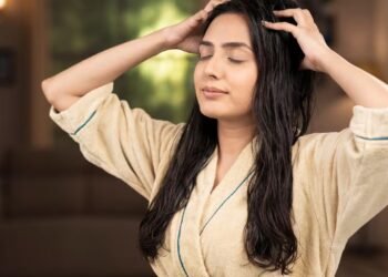 వర్షాకాలంలో జుట్టు సమస్యలకు చెక్.. కురుల సంరక్షణకు సులభమైన మార్గాలివే 1 వర్షాకాలంలో జుట్టు సమస్యలకు చెక్.. కురుల సంరక్షణకు సులభమైన మార్గాలివే