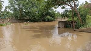 కాలువలో దిగిన ముగ్గురు.. ఒకరు గల్లంతు 1 కాలువలో దిగిన ముగ్గురు.. ఒకరు గల్లంతు