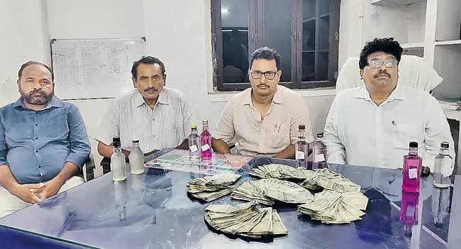 ఎన్వోసీకి రూ.4 లక్షల లంచం.. ఏసీబీకి చిక్కిన ముగ్గురు అధికారులు 1 ఎన్వోసీకి రూ.4 లక్షల లంచం.. ఏసీబీకి చిక్కిన ముగ్గురు అధికారులు