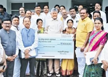 1,600 కుటుంబాలకు పరిహారం.. సీఎం చేతుల మీదుగా చెక్కుల పంపిణీ