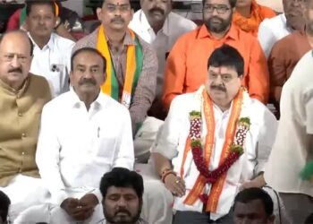 విద్యార్థుల భవిష్యత్తుతో చెలగాటమాడొద్దు: ఈటల రాజేందర్ 4 విద్యార్థుల భవిష్యత్తుతో చెలగాటమాడొద్దు: ఈటల రాజేందర్