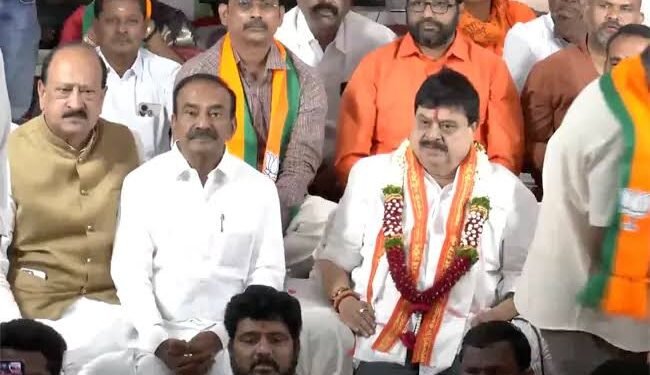 విద్యార్థుల భవిష్యత్తుతో చెలగాటమాడొద్దు: ఈటల రాజేందర్