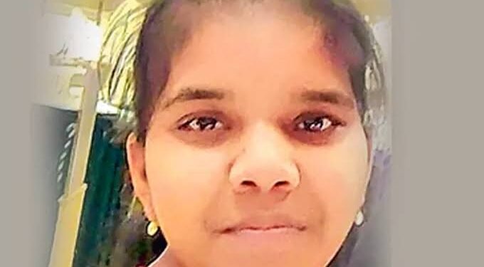 తల్లిదండ్రుల హత్య కేసులో బెయిల్పై వచ్చిన నర్సు ఆత్మహత్య 1 తల్లిదండ్రుల హత్య కేసులో బెయిల్పై వచ్చిన నర్సు ఆత్మహత్య