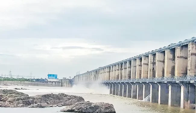 ఎగువ నుంచి భారీ వరద.. జూరాల గేట్లు ఎత్తిన అధికారులు 1 ఎగువ నుంచి భారీ వరద.. జూరాల గేట్లు ఎత్తిన అధికారులు