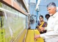 చీరాల పర్యటనలో ప్రత్యేక ఆకర్షణ.. మగ్గంపై చీర నేసిన సీఎం