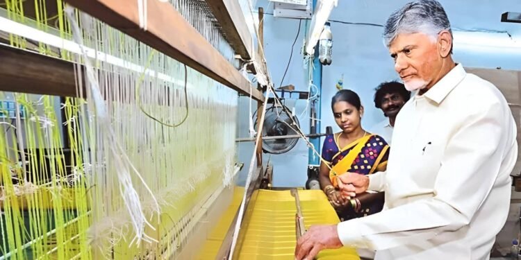 చీరాల పర్యటనలో ప్రత్యేక ఆకర్షణ.. మగ్గంపై చీర నేసిన సీఎం 1 చీరాల పర్యటనలో ప్రత్యేక ఆకర్షణ.. మగ్గంపై చీర నేసిన సీఎం