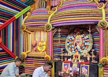 12 లక్షల గాజులు.. భక్తులను ఆకట్టుకున్న అమ్మవారి అలంకరణ