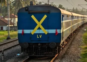 హసన్‌పర్తి సమీపంలో తెగిపడిన విద్యుత్‌ వైర్లు.. రైళ్ల రాకపోకలకు అంతరాయం