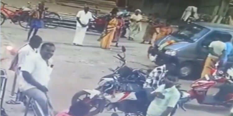 కొత్త కారు పూజలో విషాదం.. మామను బలిగొన్న కారు 1 కొత్త కారు పూజలో విషాదం.. మామను బలిగొన్న కారు