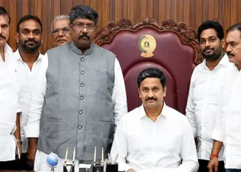 మండలిలో గంటన్నర పాటు వైకాపా హంగామా 2 మండలిలో గంటన్నర పాటు వైకాపా హంగామా
