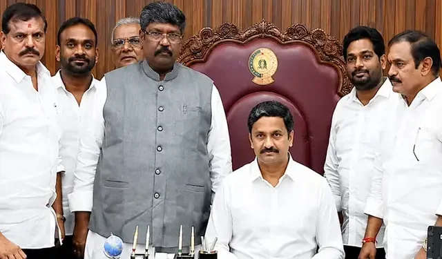 మండలిలో గంటన్నర పాటు వైకాపా హంగామా