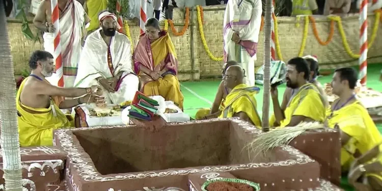 నాగార్జునసాగర్లో ఘనంగా వరుణయాగం.. పూర్ణాహుతికి సీఎం రేవంత్రెడ్డి 1 నాగార్జునసాగర్లో ఘనంగా వరుణయాగం.. పూర్ణాహుతికి సీఎం రేవంత్రెడ్డి