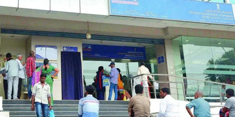 తిరుపతి, విజయవాడలో పాస్పోర్టు సేవలకు బ్రేక్.. సర్వర్లు పనిచేయక అవస్థలు 1 తిరుపతి, విజయవాడలో పాస్పోర్టు సేవలకు బ్రేక్.. సర్వర్లు పనిచేయక అవస్థలు