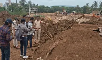 షీలానగర్‌లో కలకలం.. మట్టిలో మూడు మృతదేహాలు