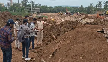 షీలానగర్లో కలకలం.. మట్టిలో మూడు మృతదేహాలు 1 షీలానగర్లో కలకలం.. మట్టిలో మూడు మృతదేహాలు