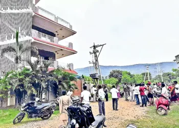 రిసార్టులో బర్త్డే పార్టీ.. మద్యం మత్తులో యువతీయువకుల వీరంగం 2 రిసార్టులో బర్త్డే పార్టీ.. మద్యం మత్తులో యువతీయువకుల వీరంగం