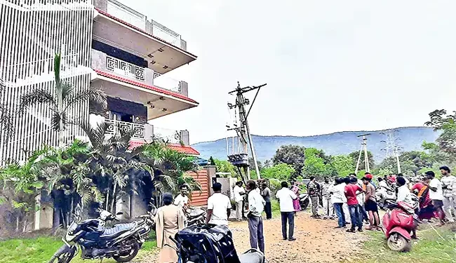 రిసార్టులో బర్త్డే పార్టీ.. మద్యం మత్తులో యువతీయువకుల వీరంగం 1 రిసార్టులో బర్త్డే పార్టీ.. మద్యం మత్తులో యువతీయువకుల వీరంగం