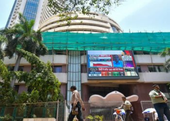 లాభాల నుంచి నష్టాల్లోకి.. వరుసగా నాలుగో రోజూ కుప్పకూలిన సూచీలు