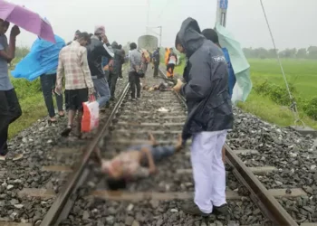 శ్రీకాకుళం జిల్లాలో విషాదం.. రైలు ఢీకొని నలుగురు విద్యార్థుల మృతి 3 శ్రీకాకుళం జిల్లాలో విషాదం.. రైలు ఢీకొని నలుగురు విద్యార్థుల మృతి
