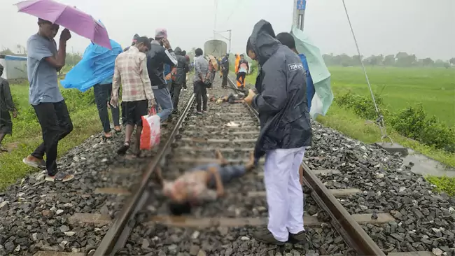 శ్రీకాకుళం జిల్లాలో విషాదం.. రైలు ఢీకొని నలుగురు విద్యార్థుల మృతి 1 శ్రీకాకుళం జిల్లాలో విషాదం.. రైలు ఢీకొని నలుగురు విద్యార్థుల మృతి